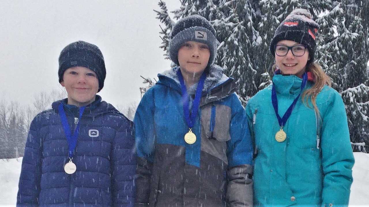 Les quatre médaillés du Corps de cadets 2898 de Sainte-Marie. De gauche à droite : Wyatt Cantin (médaille d'argent), Charles Couillard (médaille d'or) et Savannah Couillard (médaille d'or). Absente de la photo : Marie-Jeanne Vachon (médaille de bronze).