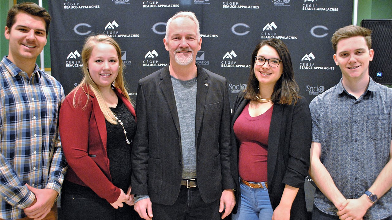Les présidents des quatre mini-entreprises 2017-2018 du Cégep Beauce-Appalaches entourent l’enseignant Marco Roy. De gauche à droite : Alex Audet (Les incontournables), Audrey Mathieu (Création-Elles), Emmanuelle Plur (Hen’Action) et James Bolduc (Génération Y).