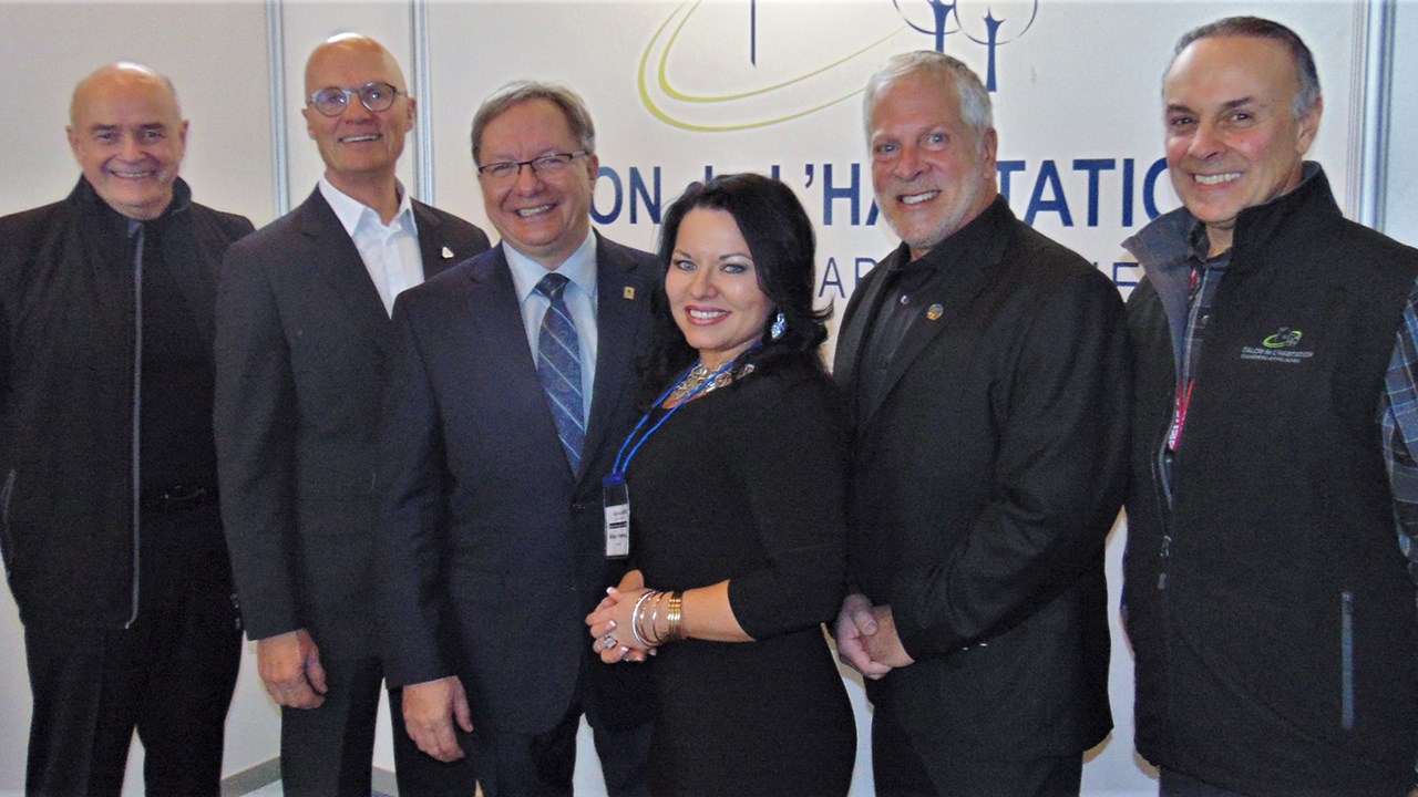 Les promoteurs et leurs dignitaires lors de la coupure symbolique du ruban soulignant l’ouverture officielle de la 3e édition du Salon de l’habitation Chaudière-Appalaches. De gauche à droite : Guy Lépine, promoteur de l'événement, Jean Lapointe, de l'Association de la construction du Québec, région de Québec, Guy Dumoulin, maire suppléant de la Ville de Lévis et conseiller municipal, Mélissa Pomerleau, animatrice du Salon de l'Habitation Chaudière-Appalaches, François Paradis, député de Lévis et Pierre Harvey, promoteur de l'événement.