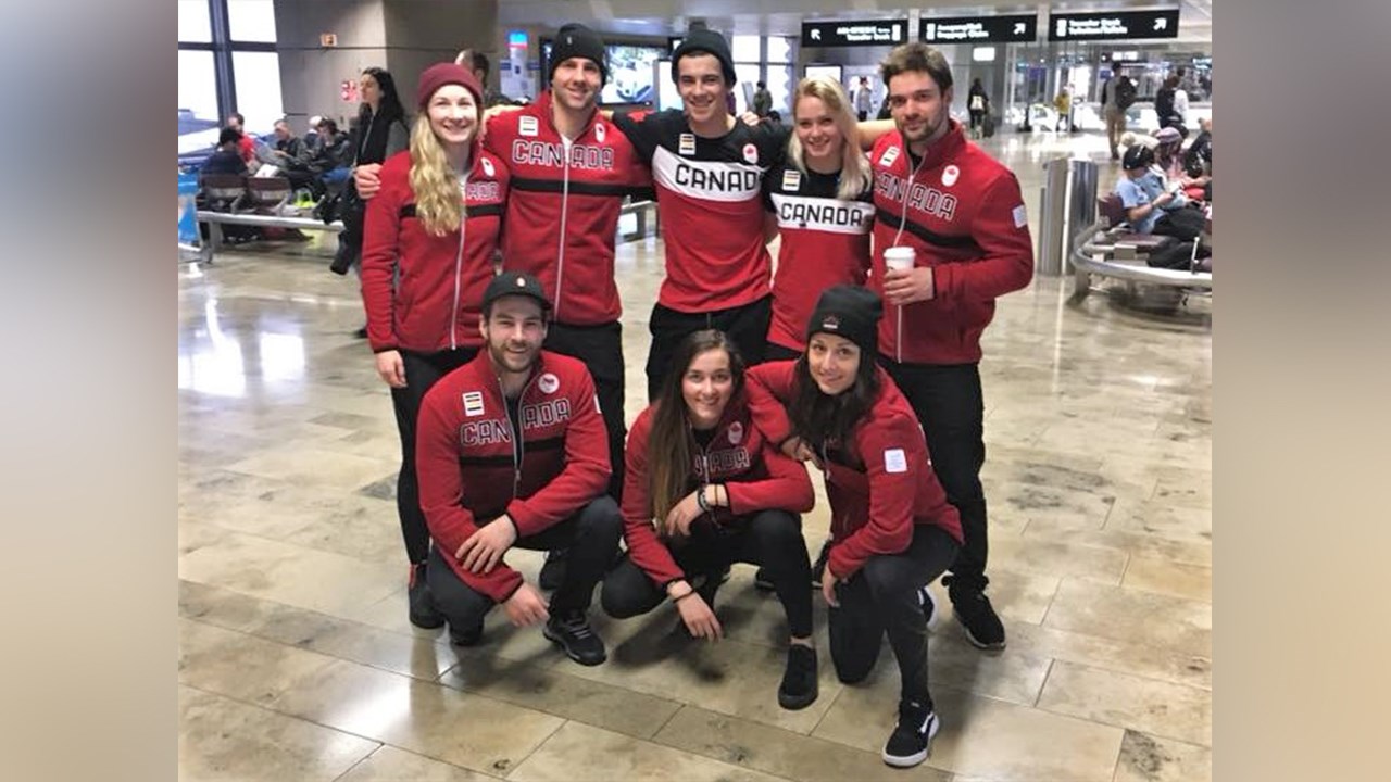 L'athlète en snowboard cross de Sainte-Marie, Éliot Grondin, dans la rangée du haut, au centre, s'envole vers la Corée du Sud depuis l'Allemagne aujourd'hui, mercredi le 7 février 2018, pour les Jeux Olympiques d'hiver de PyeongChang qui auront lieu du 9 au 25 févriers prochains.