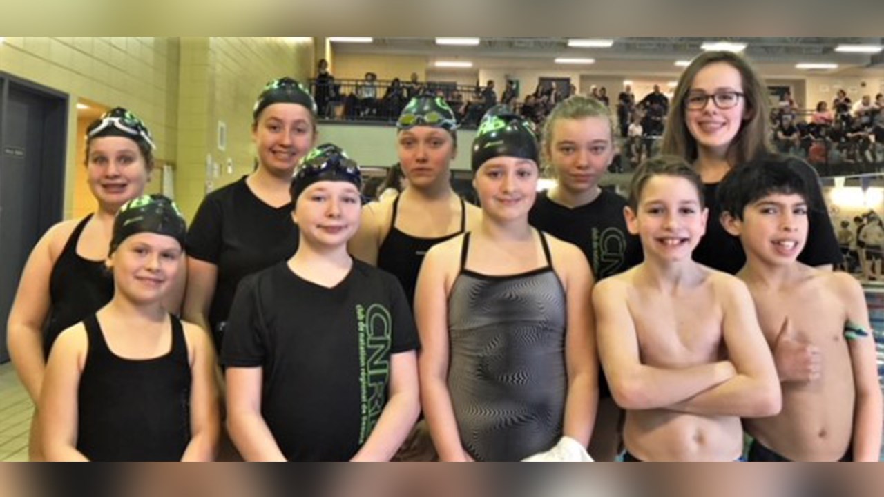 Des nageurs du Club de natation régional de Beauce. Rangée du haut, de gauche à droite : Agathe Duchaine, Joannie Thibault, Ariane Marcoux, Maellie Toulouse et l'entraîneure Florence Poulin. Rangée du bas, de gauche à droite : Marianne Fortin, Elyzabeth Veilleux, Rachel Delarosbil, Jason Bolduc et David Arénas.