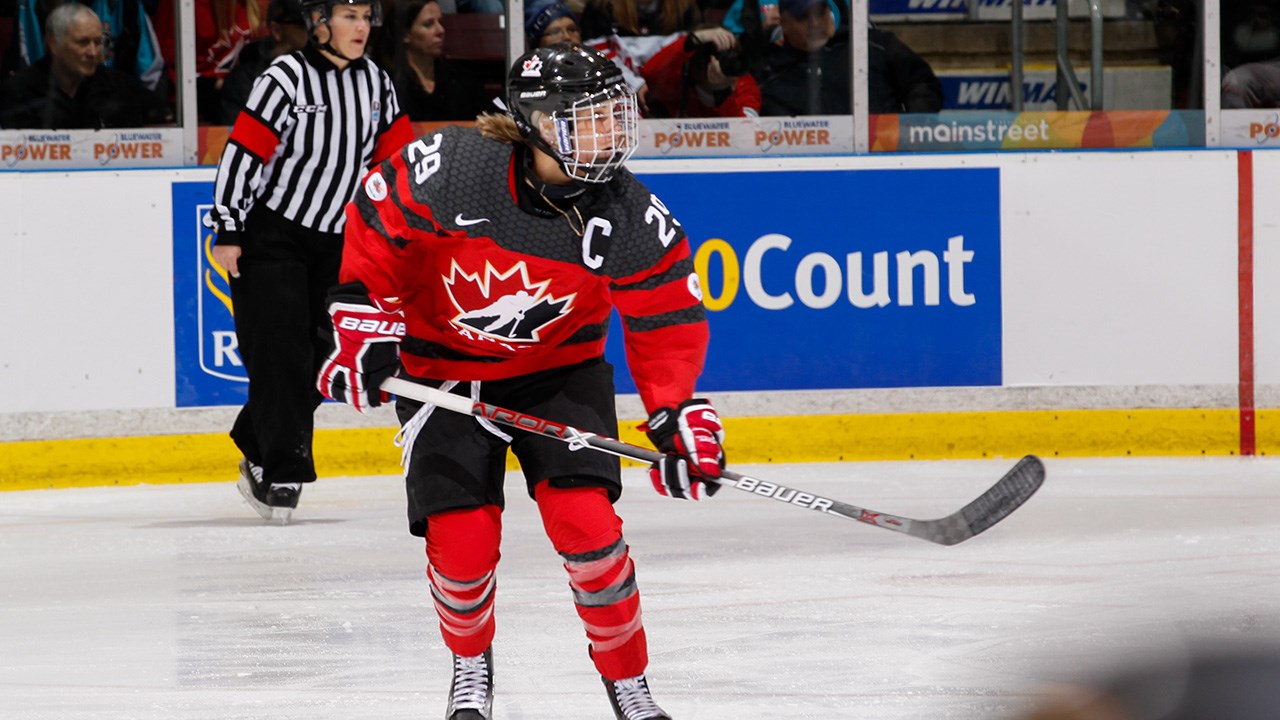 Marie-Philip Poulin et les Canadiennes en action dimanche matin