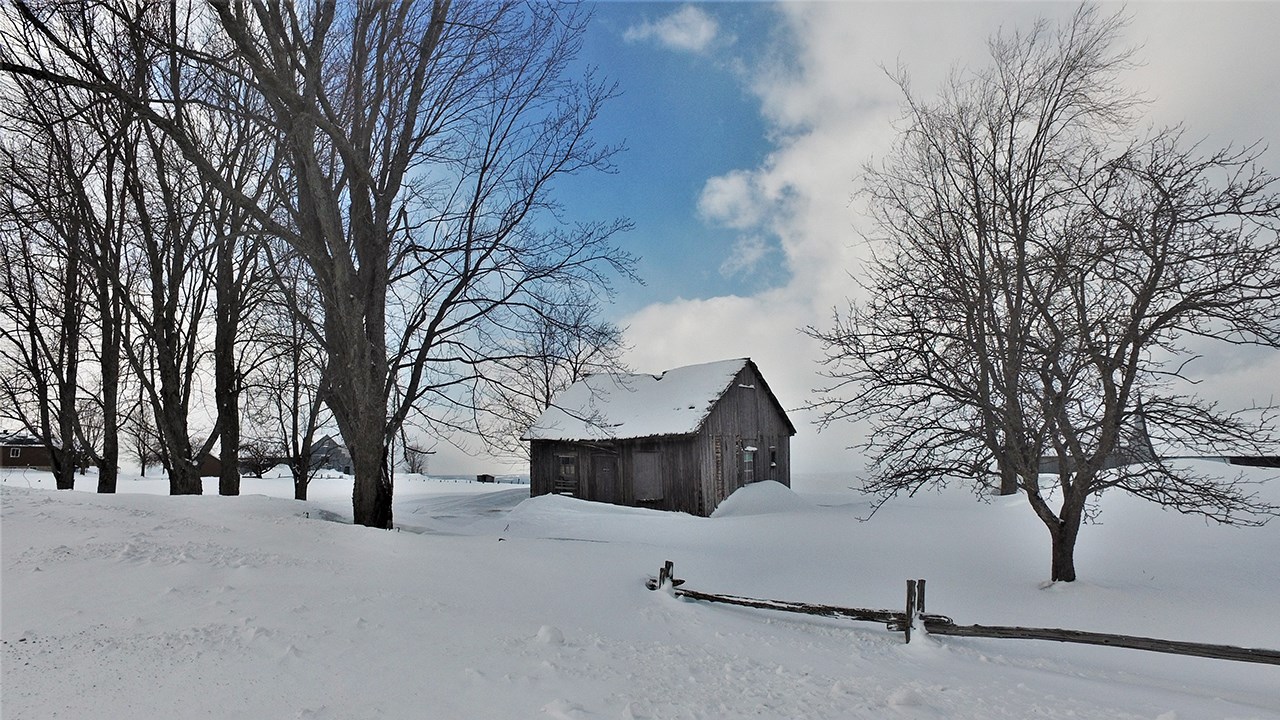 Dans cette capsule d'Hier à aujourd'hui avec Normand DeLessard, Normand présente des images de vieilles maisons abandonnées sous la neige en Beauce en 2018.