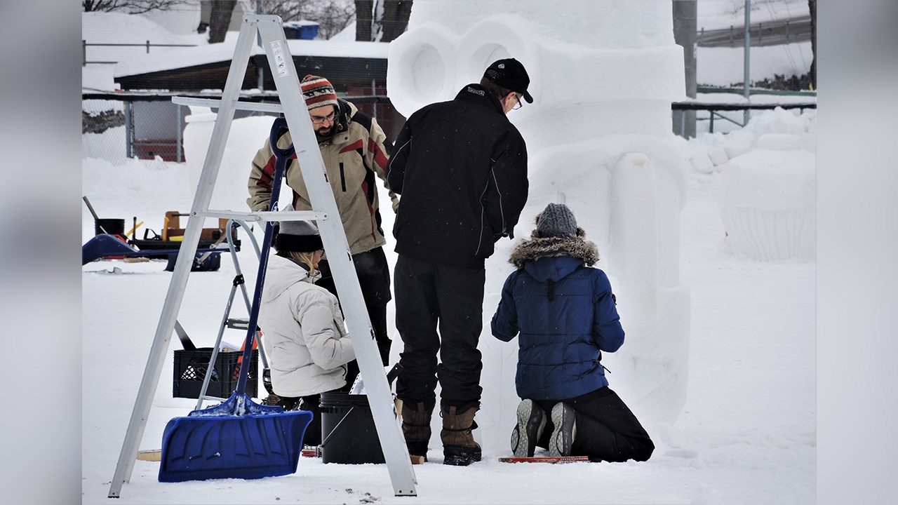 Ananas, escargot et petit gâteau : des sculptures sur neige pour tous les goûts à St-Georges