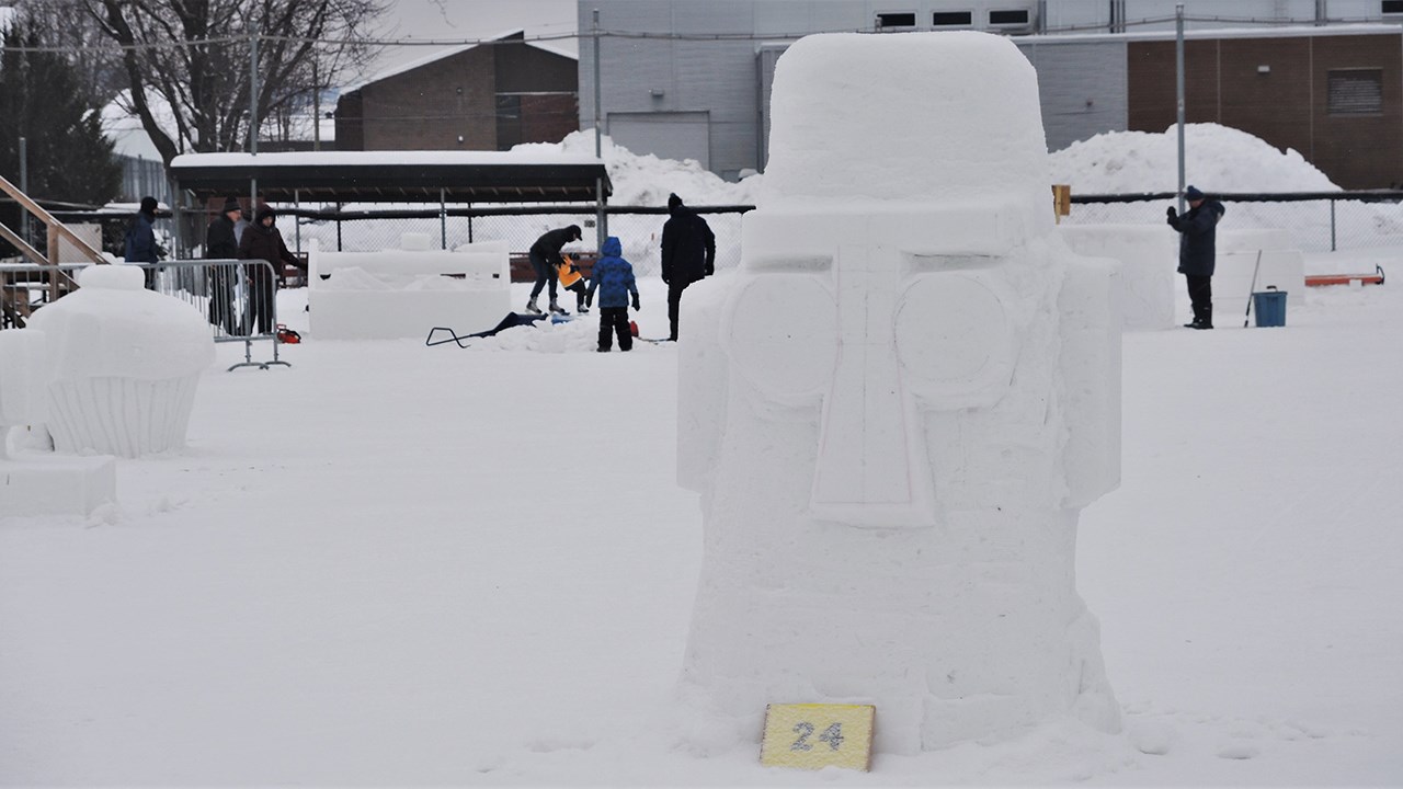 Ananas, escargot et petit gâteau : des sculptures sur neige pour tous les goûts à St-Georges