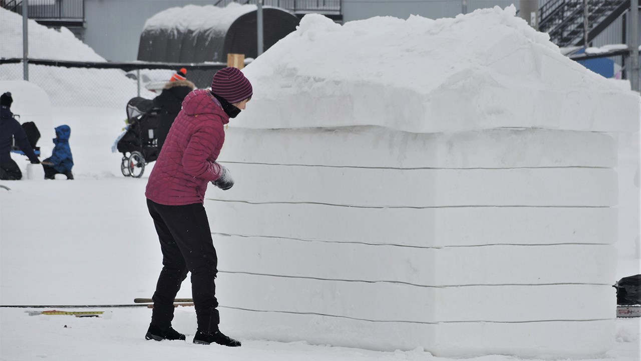Ananas, escargot et petit gâteau : des sculptures sur neige pour tous les goûts à St-Georges