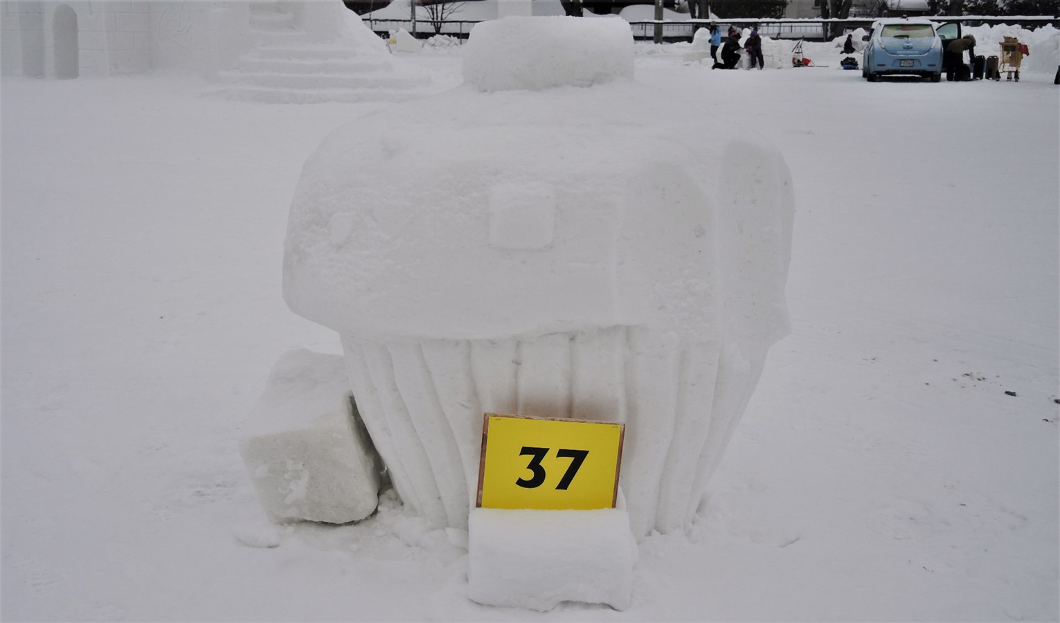 Ananas, escargot et petit gâteau : des sculptures sur neige pour tous les goûts à St-Georges