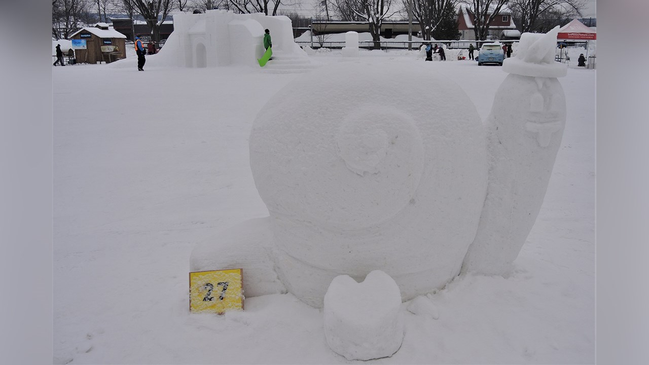 Ananas, escargot et petit gâteau : des sculptures sur neige pour tous les goûts à St-Georges