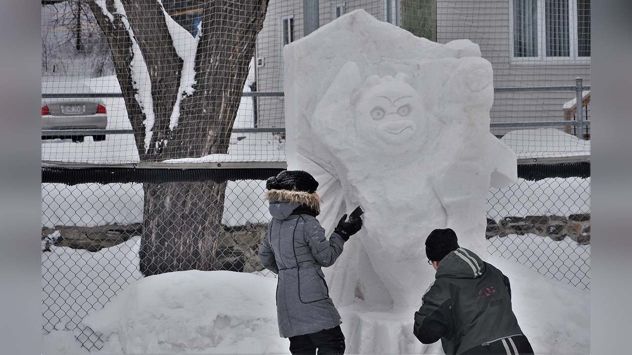 Ananas, escargot et petit gâteau : des sculptures sur neige pour tous les goûts à St-Georges