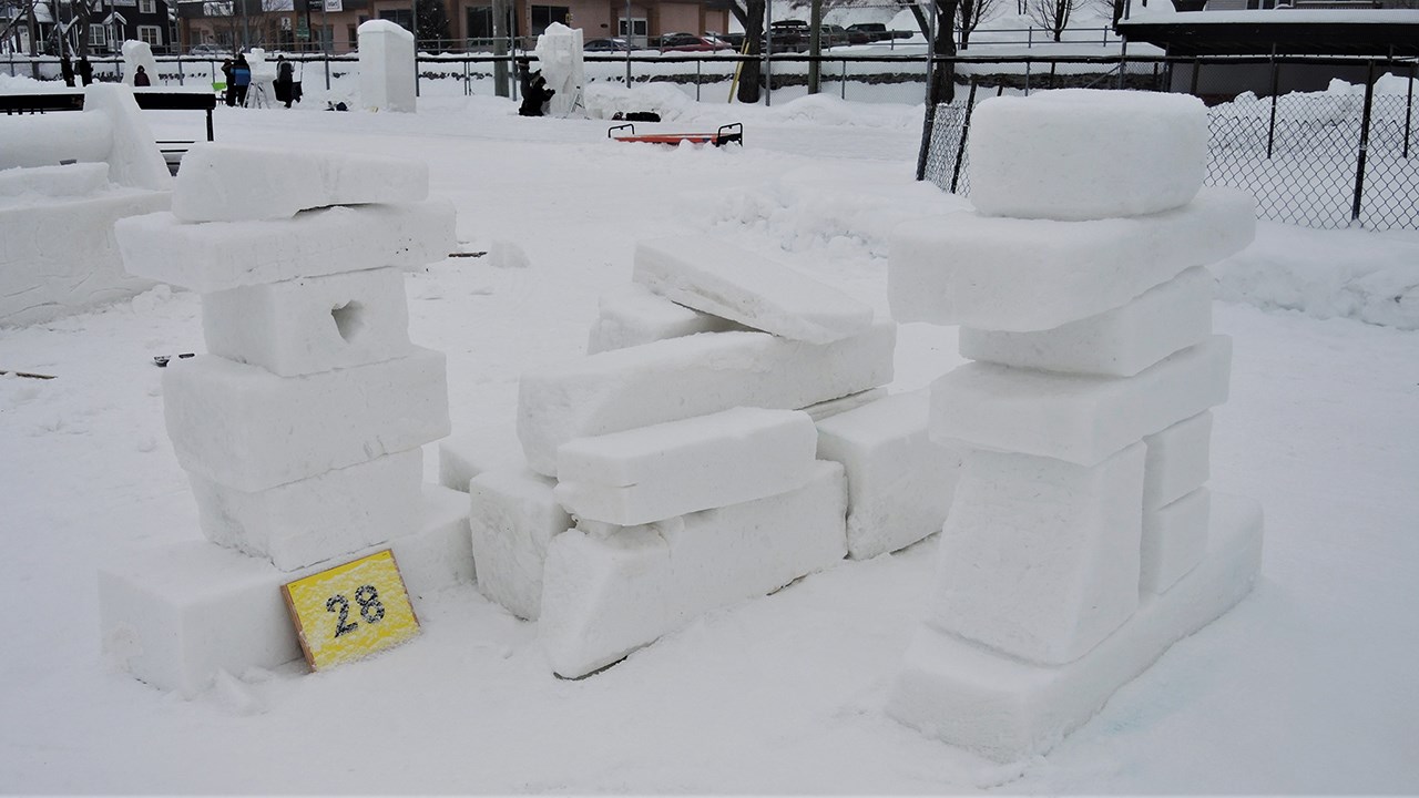 Ananas, escargot et petit gâteau : des sculptures sur neige pour tous les goûts à St-Georges