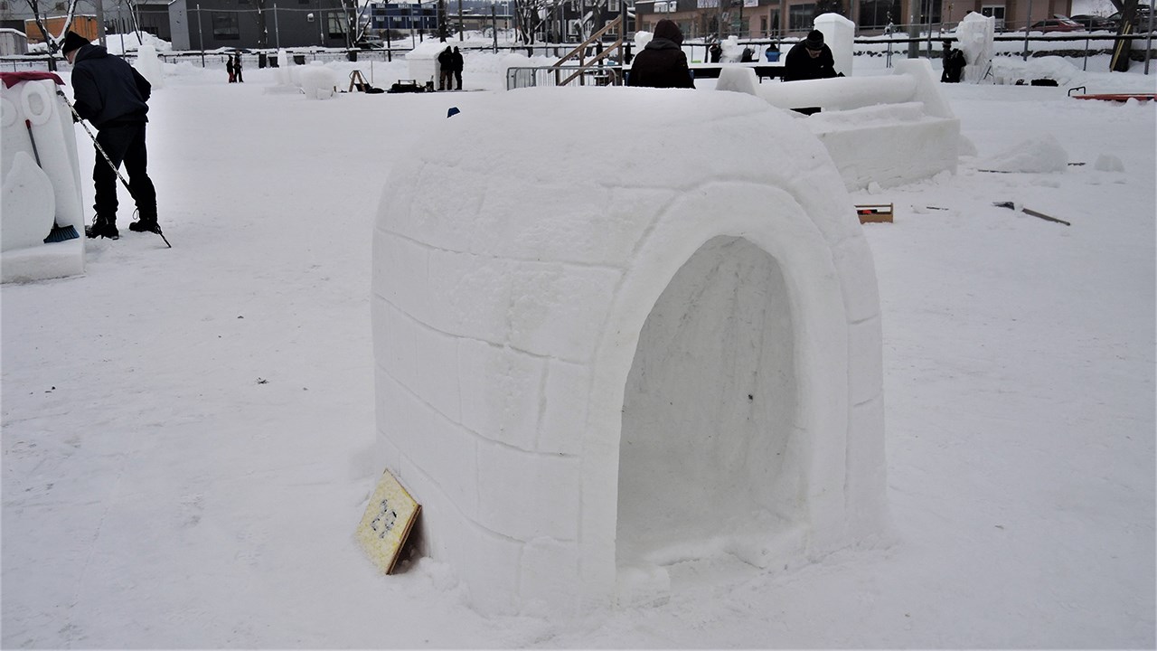 Ananas, escargot et petit gâteau : des sculptures sur neige pour tous les goûts à St-Georges