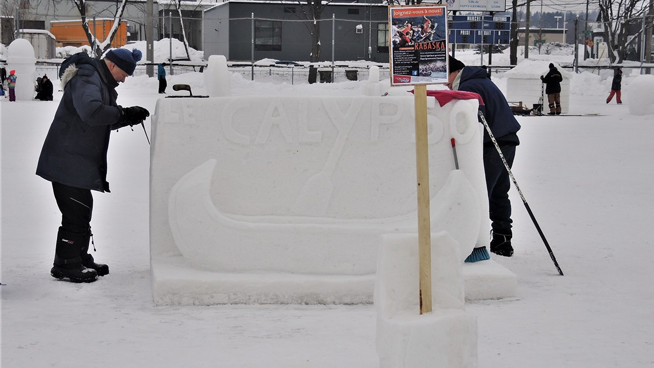 Ananas, escargot et petit gâteau : des sculptures sur neige pour tous les goûts à St-Georges