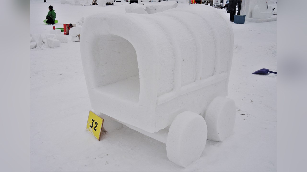 Ananas, escargot et petit gâteau : des sculptures sur neige pour tous les goûts à St-Georges