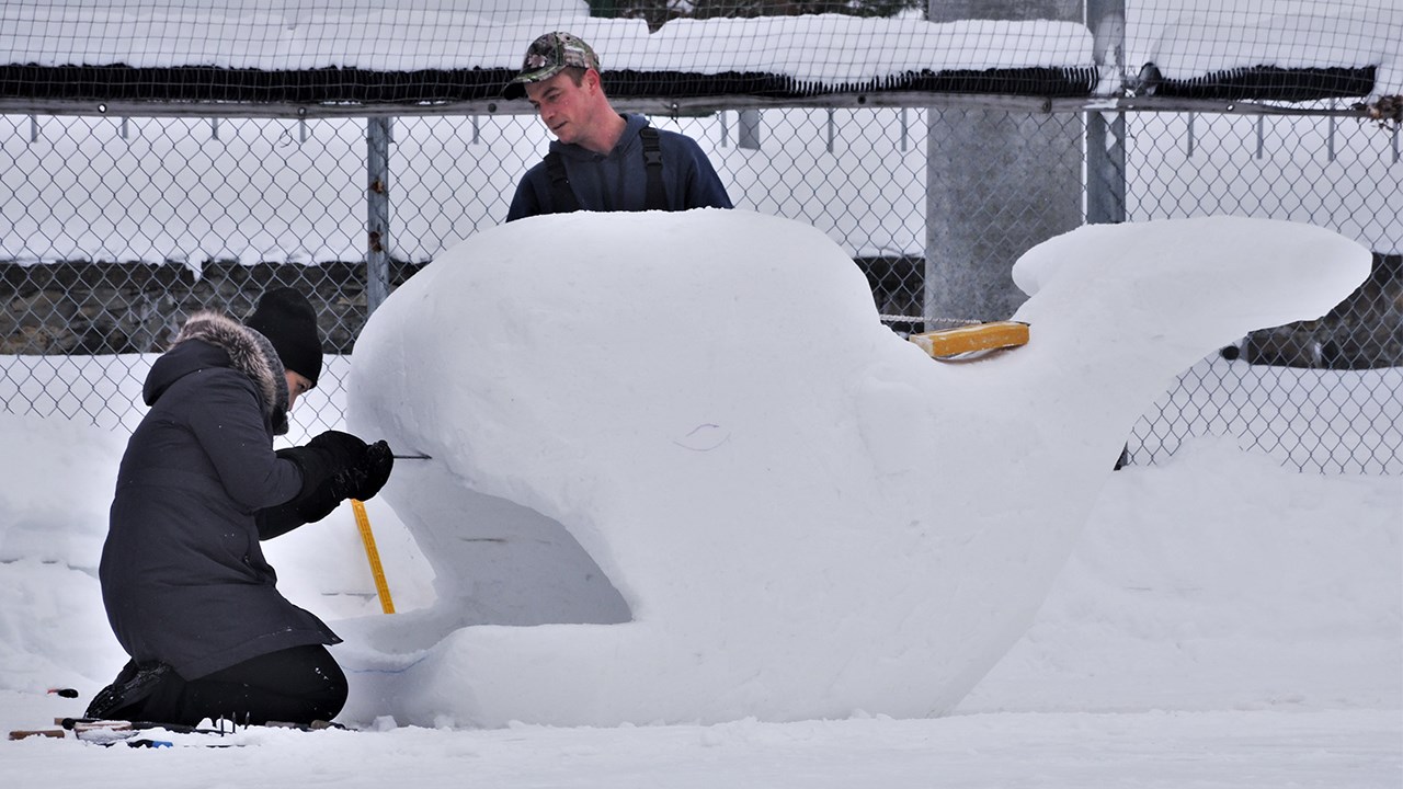 Ananas, escargot et petit gâteau : des sculptures sur neige pour tous les goûts à St-Georges