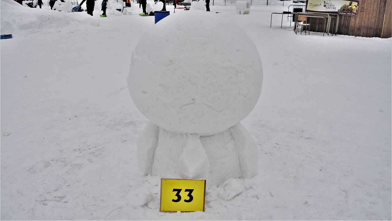 Ananas, escargot et petit gâteau : des sculptures sur neige pour tous les goûts à St-Georges