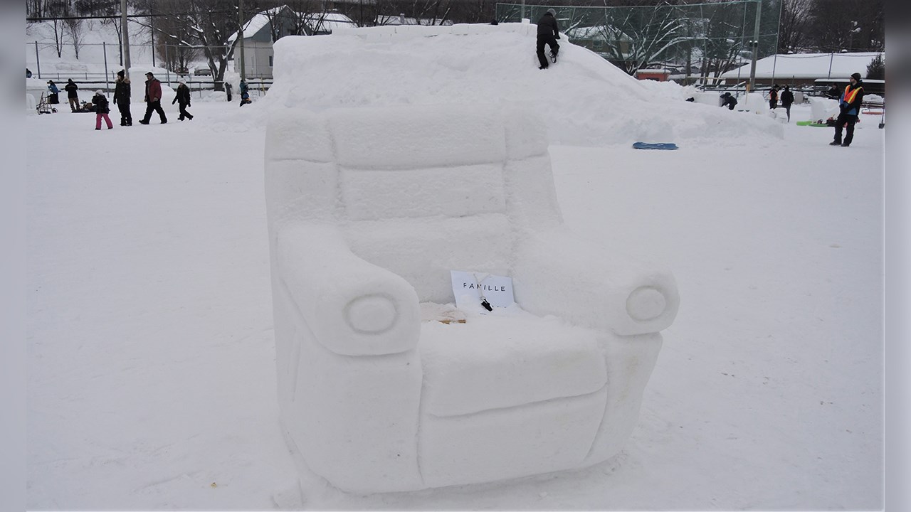 Ananas, escargot et petit gâteau : des sculptures sur neige pour tous les goûts à St-Georges