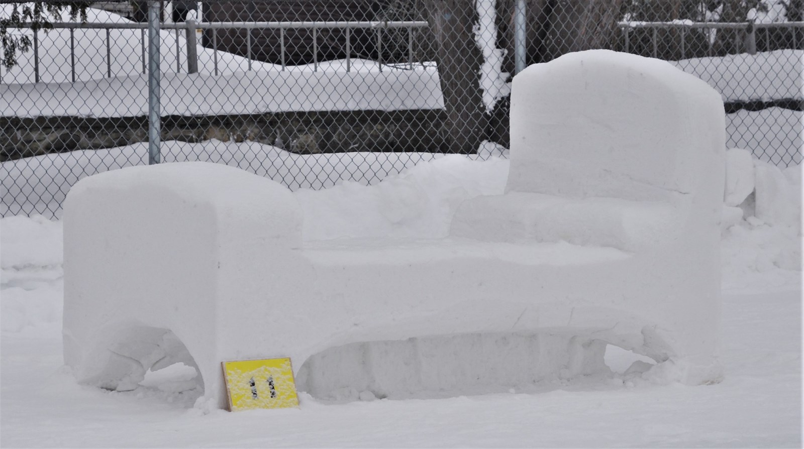 Ananas, escargot et petit gâteau : des sculptures sur neige pour tous les goûts à St-Georges
