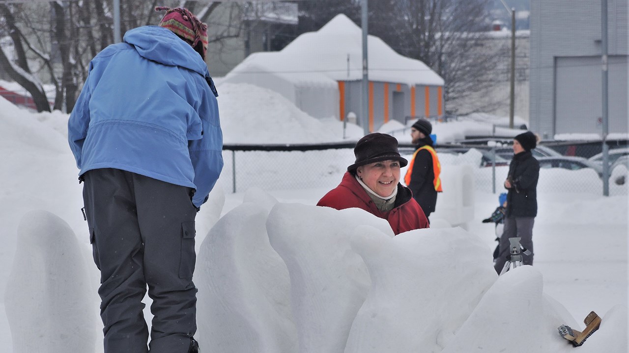 Ananas, escargot et petit gâteau : des sculptures sur neige pour tous les goûts à St-Georges