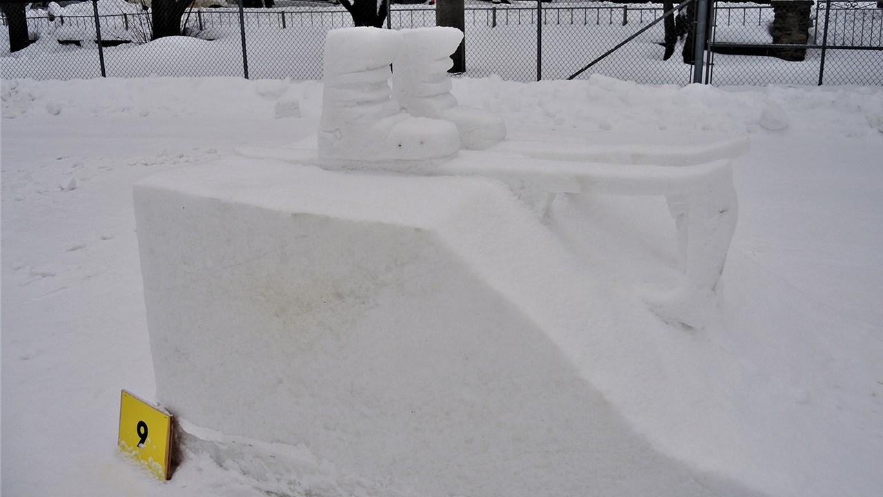 Ananas, escargot et petit gâteau : des sculptures sur neige pour tous les goûts à St-Georges