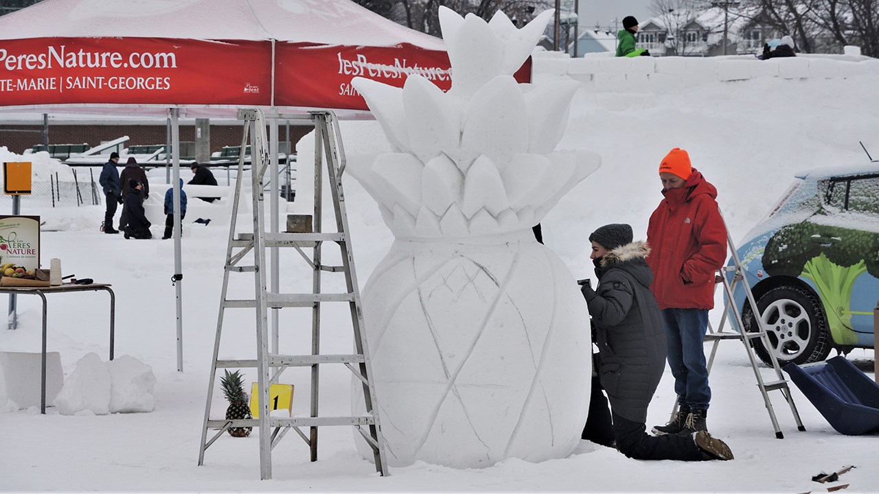 Ananas, escargot et petit gâteau : des sculptures sur neige pour tous les goûts à St-Georges