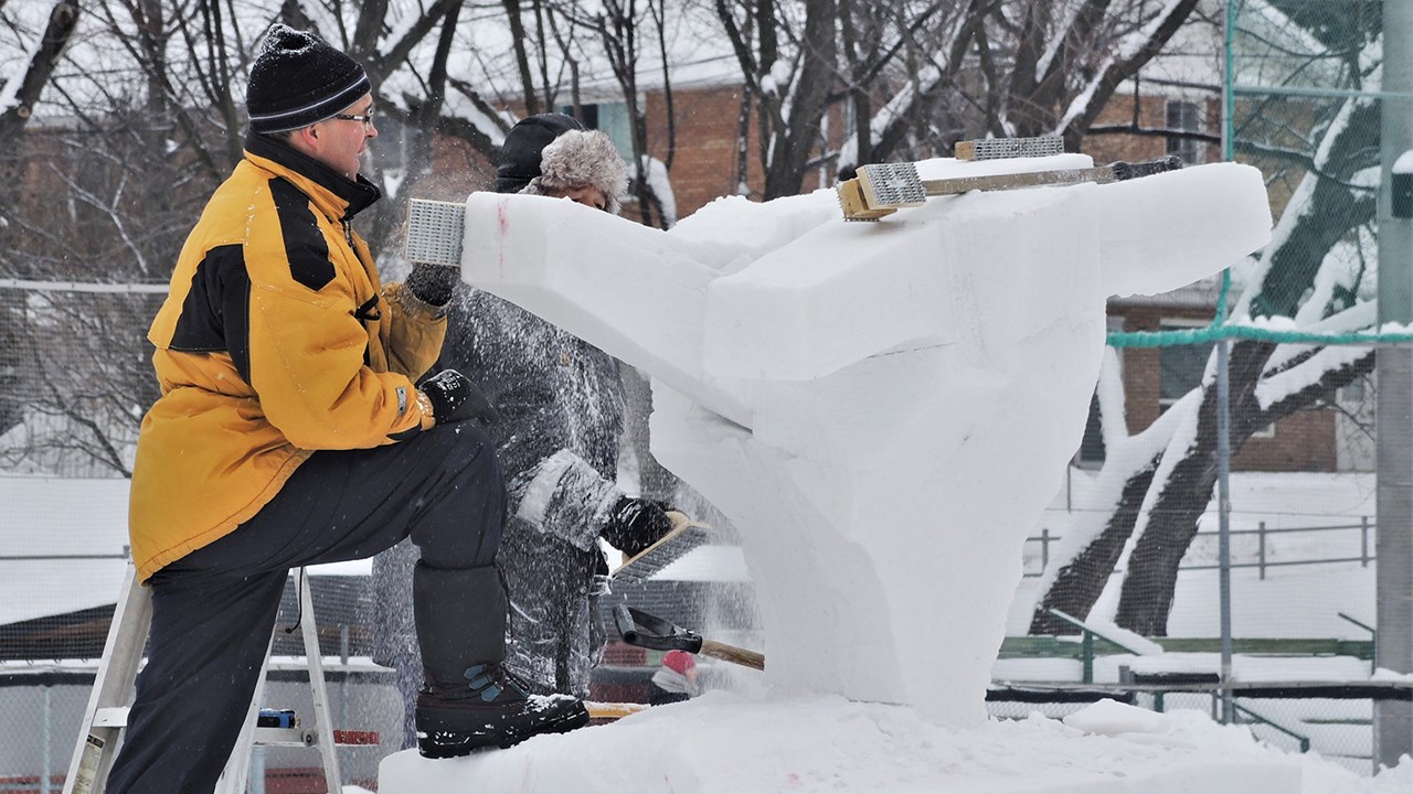 Ananas, escargot et petit gâteau : des sculptures sur neige pour tous les goûts à St-Georges