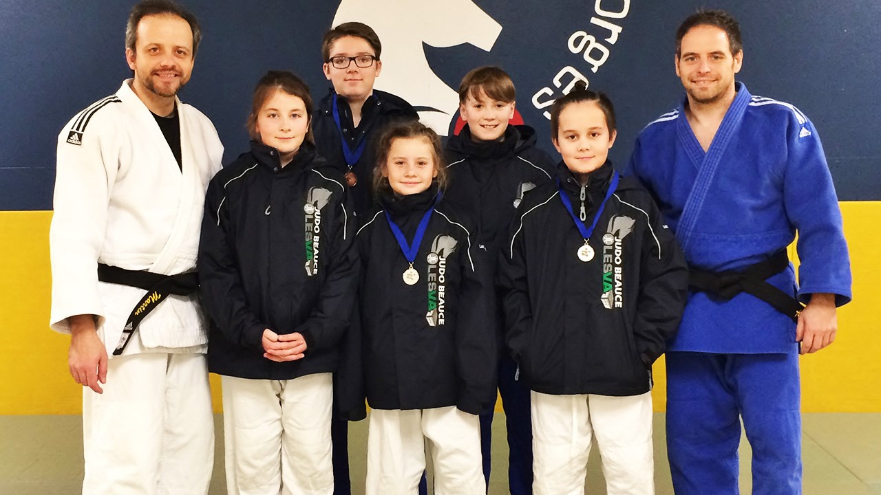 L’équipe du Club de judo de Saint-Georges. Une partie de l’équipe du Club est
ici réunie sur cette photo avec ses entraîneurs.