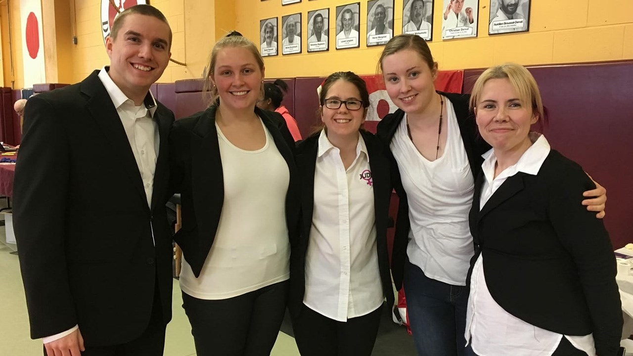 De gauche à droite : Vincent Gilbert, Stéphanie Morissette, Audréanne Larivière, Myriam Morissette et Stéphanie Lachance.