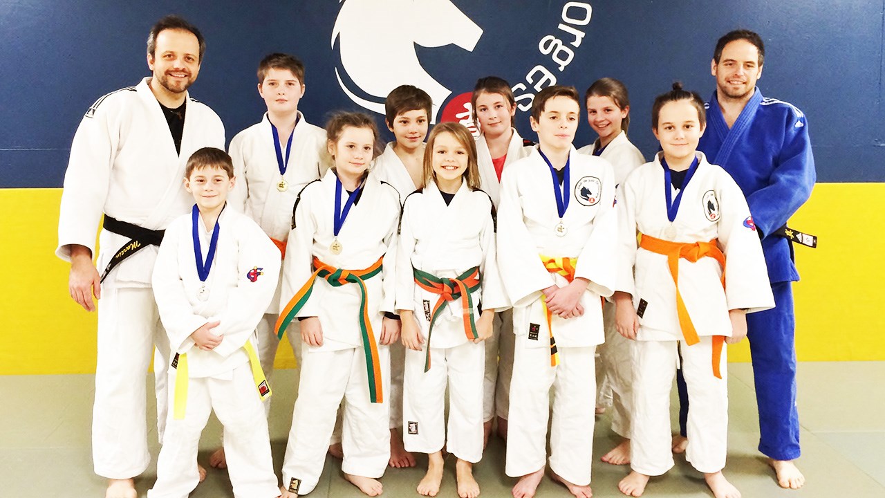 L’équipe du Club de judo de Saint-Georges. Une partie de l’équipe du Club est
ici réunie sur cette photo avec ses entraîneurs.