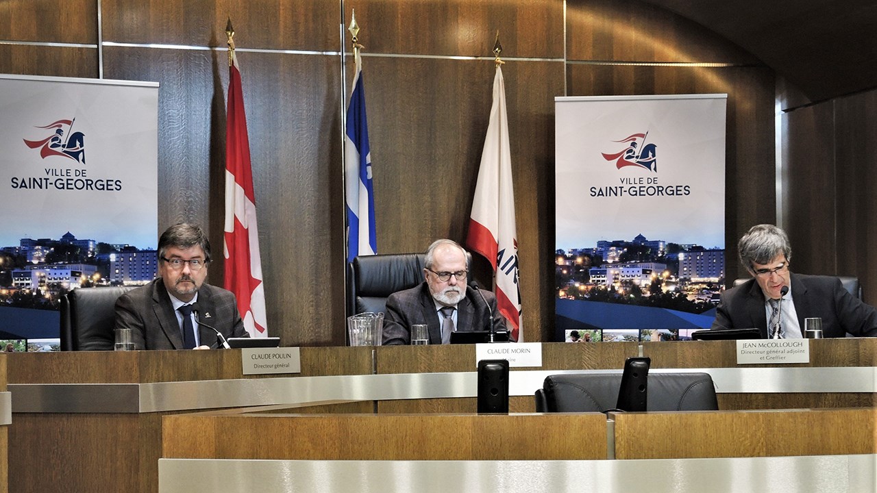 De gauche à droite : le directeur général de la Ville de Saint-Georges, Claude Poulin, le maire de la Ville de Saint-Georges, Claude Morin, et le directeur général adjoint et greffier à la Ville de Saint-Georges, Jean McCollough, lors de la première séance du conseil municipal après les Fêtes, lundi le 15 janvier 2018. 