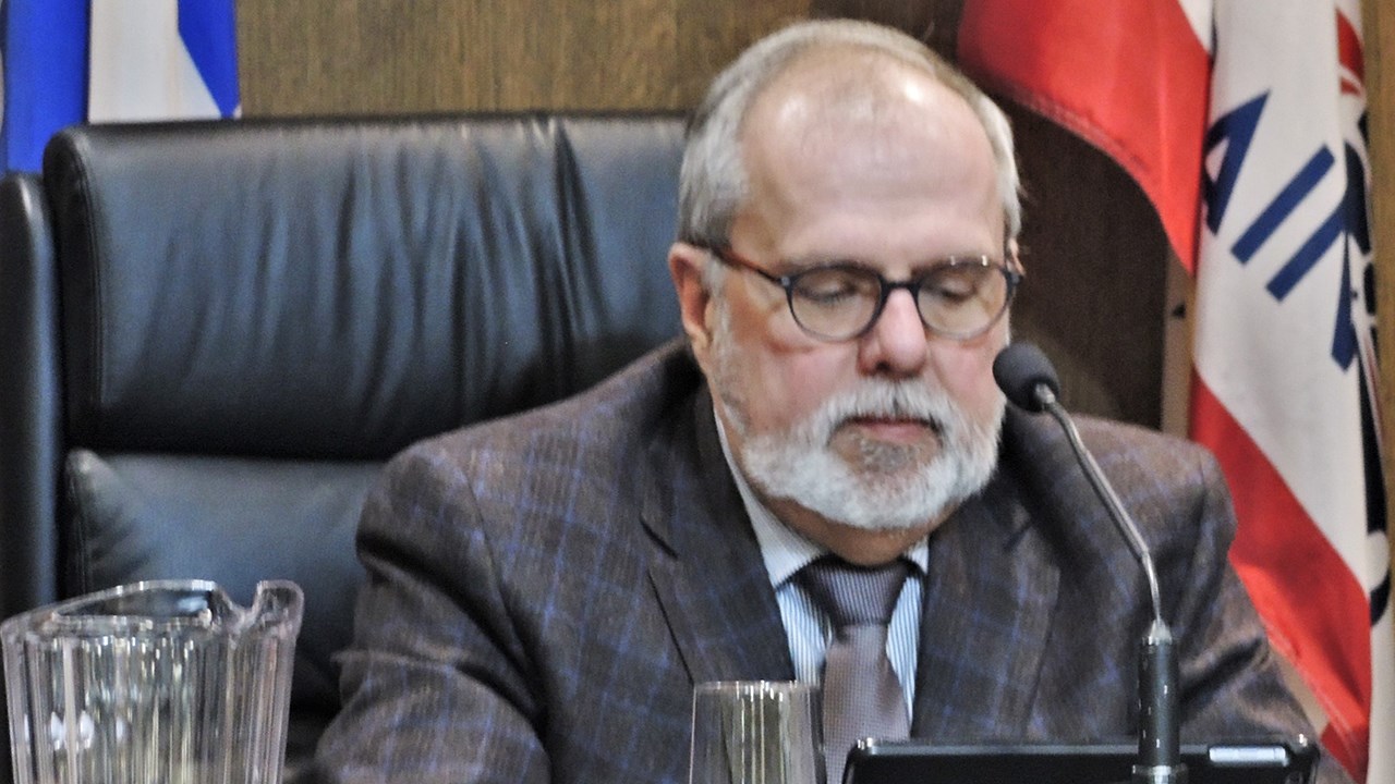Le maire de Saint-Georges, Claude Morin, lors de la première séance du conseil municipal de la Ville de Saint-Georges après les Fêtes, lundi le 15 janvier 2018.