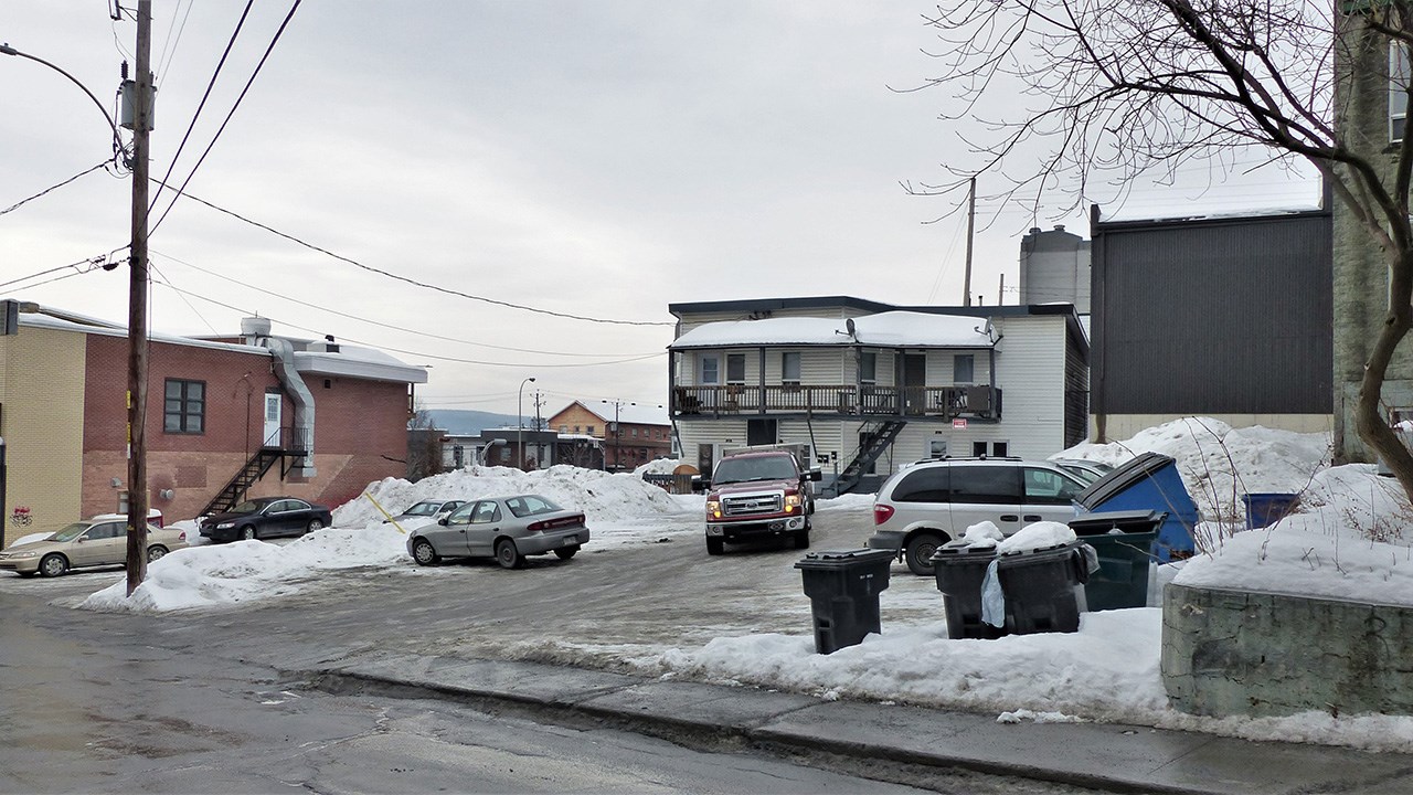 La Ville de Saint-Georges a procédé à l’acquisition de deux terrains adjacents qui seront réaménagés en un stationnement sur la 120e Rue, entre la 1re et la 2e Avenue. Ce stationnement sera raccordé à celui qui longe le Bar 4000 ainsi qu’à celui où l’on retrouve le stationnement du Pont.