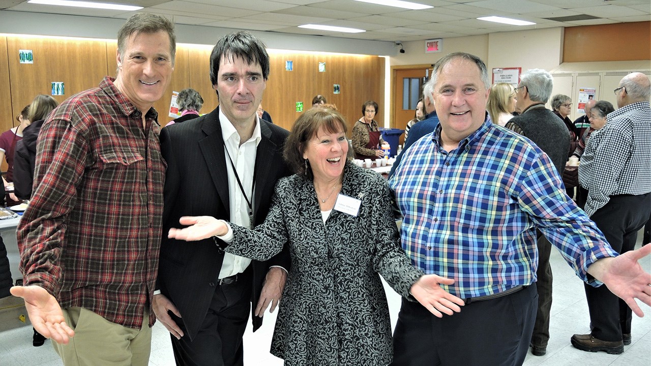 De gauche à droite : Maxime Bernier, député de Beauce au fédéral, Steeve Labbé, président du Groupe Espérance et Cancer, Solange Thibodeau, présidente d'honneur de la 21e édition du Brunch-bénéfice et Paul Busque, député de Beauce-Sud au provincial.