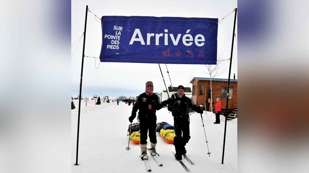 Mario Bilodeau et Mario Cantin arrivent au fil d'arrivée du « Double défi des deux Mario » pour une vingtième fois, dimanche le 25 février 2018.