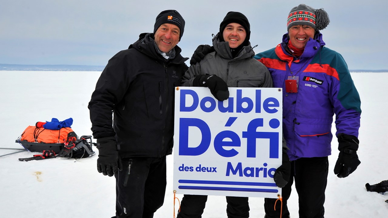 Dominic Genest, instigateur du défi privé de la cohorte 12 de l'École d'Entrereneurship de Beauce, entouré de Mario Cantin (à gauche) et de Mario Bilodeau (à droite).