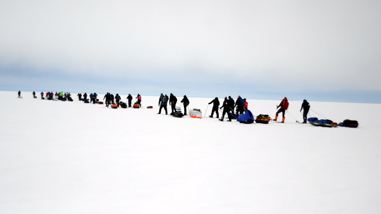 Les participants du « Double défi des deux Mario » vers leur campement vendredi le 23 février 2018.