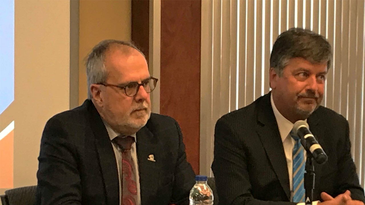 De gauche à droite : Claude Morin, maire de la Ville de Saint-Georges, et Claude Poulin, directeur général de la Ville de Saint-Georges.