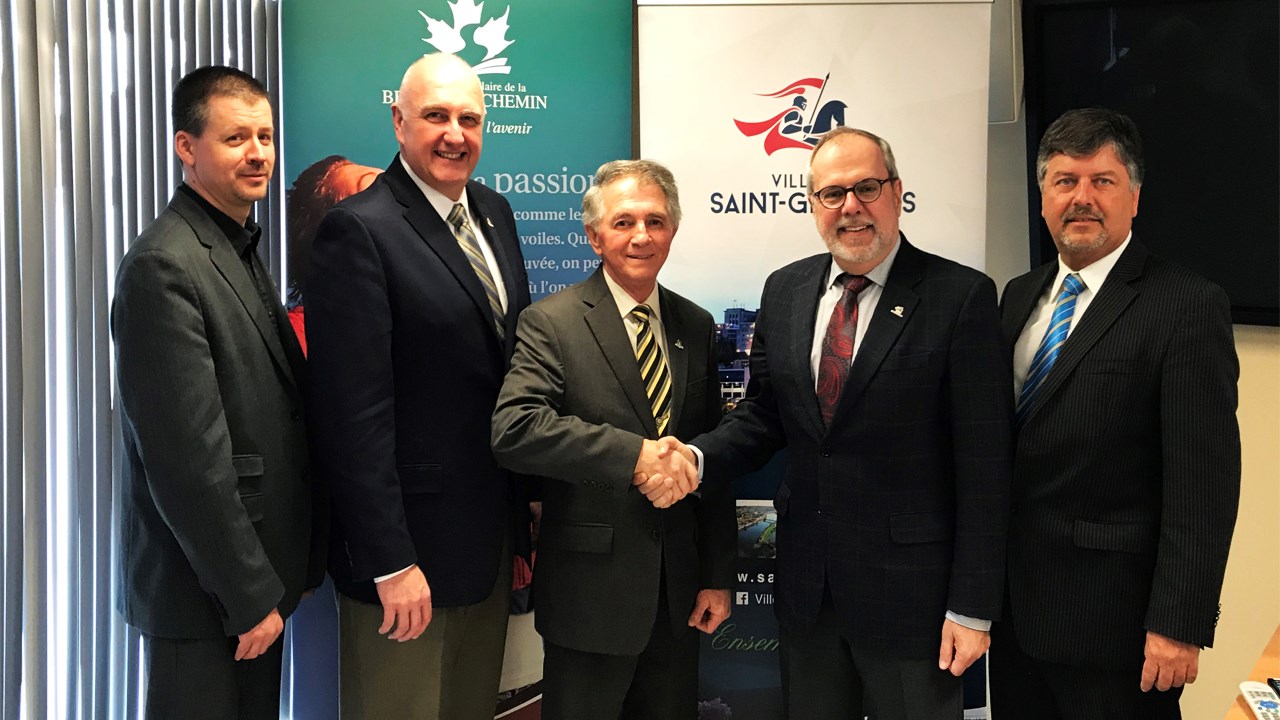 De gauche à droite : Michel Gagnon, directeur de la polyvalente de Saint-Georges, Normand Lessard, directeur général de la CSBE, Charles Henri-Lecours, président de la CSBE, Claude Morin, maire de la Ville de Saint-Georges, et Claude Poulin, directeur général de la Ville de Saint-Georges.