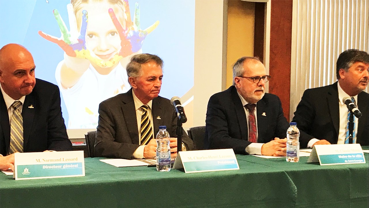 De gauche à droite : Normand Lessard, directeur général de la CSBE, Charles Henri-Lecours, président de la CSBE, Claude Morin, maire de la Ville de Saint-Georges, et Claude Poulin, directeur général de la Ville de Saint-Georges.