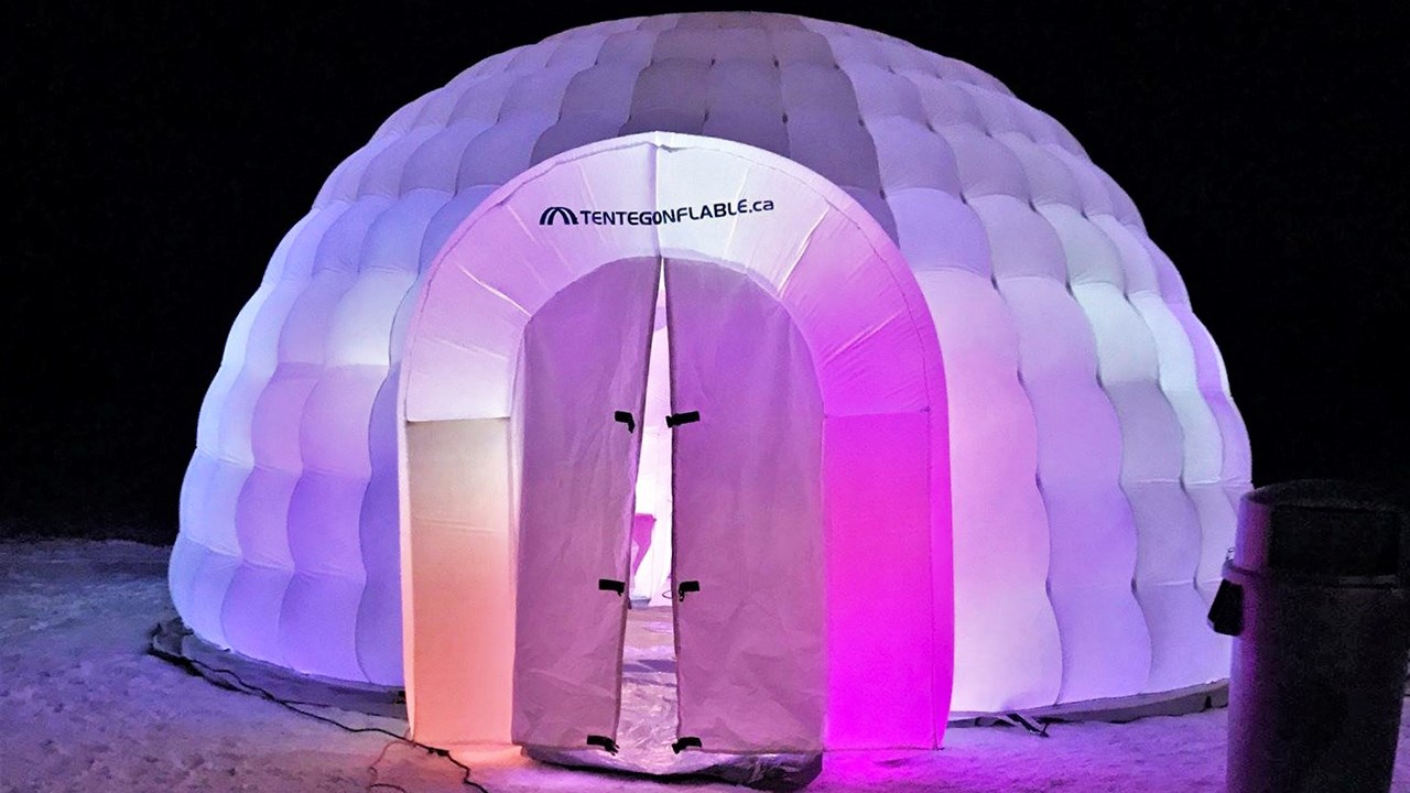 Dans le cadre de la soirée de raquettes aux flambeaux, les amateurs de ce sport ont pu profiter d'installations sur place, samedi le 24 février 2018, telles qu'un igloo gonflable, ainsi que de musique, de breuvages chauds et de bouchées offertes par le Tim Hortons de la municipalité.