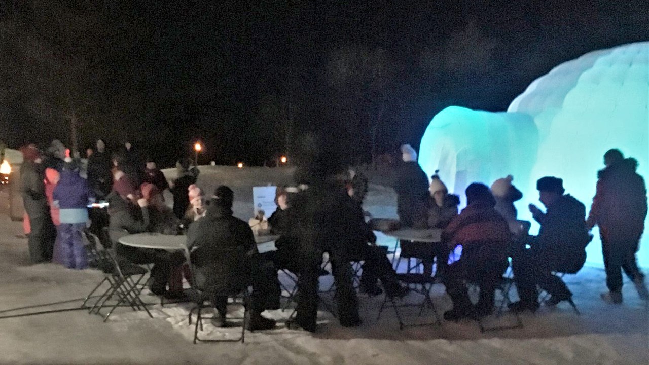 Dans le cadre de la soirée de raquettes aux flambeaux, les amateurs de ce sport ont pu profiter d'installations sur place, samedi le 24 février 2018, telles qu'un igloo gonflable, ainsi que de musique, de breuvages chauds et de bouchées offertes par le Tim Hortons de la municipalité.