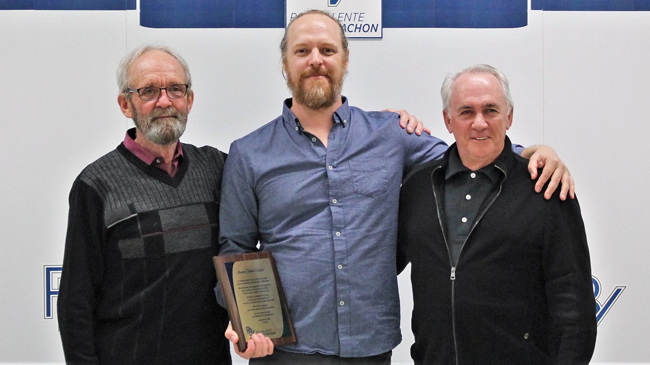 De gauche à droite : Russel Gilbert, enseignant retraité de la polyvalente Benoît-Vachon de Sainte-Marie, Fabien Cloutier, comédien, récipiendaire 2017 du prix Mur-Mure, et Louis Parent, animateur de vie étudiante retraité de la polyvalente Benoît-Vachon de Sainte-Marie.