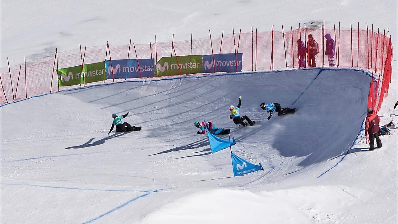 Éliot Grondin, 16 ans, athlète en snowboard cross de Sainte-Marie, porte le dossard jaune lors des huitièmes de finale à la Coupe du monde de La Molina, en Espagne.