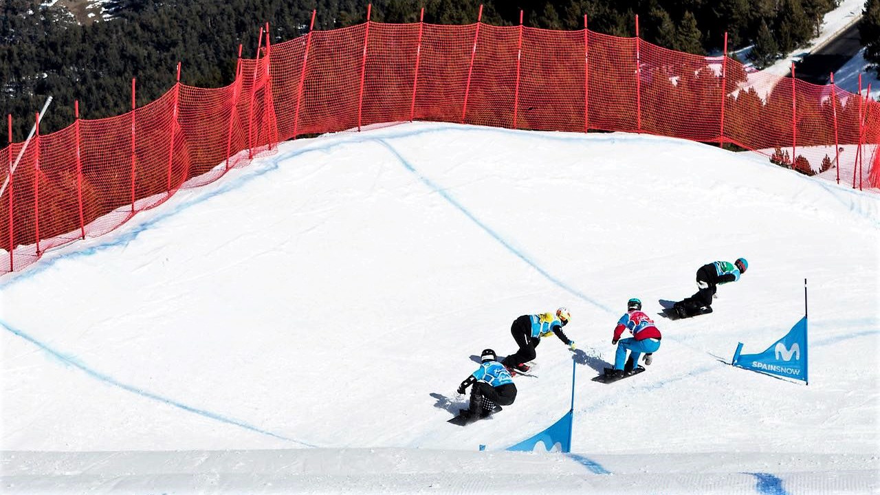 Éliot Grondin, 16 ans, athlète en snowboard cross de Sainte-Marie, porte le dossard jaune lors des huitièmes de finale à la Coupe du monde de La Molina, en Espagne.