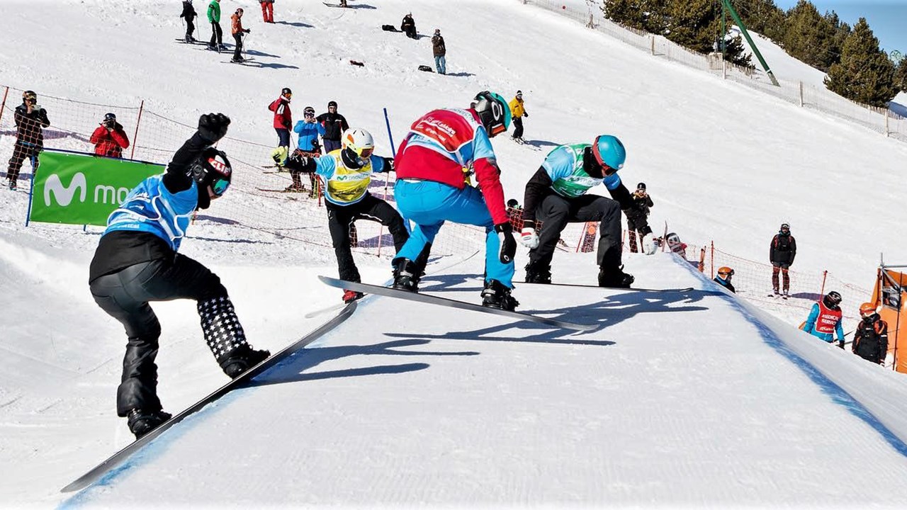 Éliot Grondin, 16 ans, athlète en snowboard cross de Sainte-Marie, porte le dossard jaune lors des huitièmes de finale à la Coupe du monde de La Molina, en Espagne.