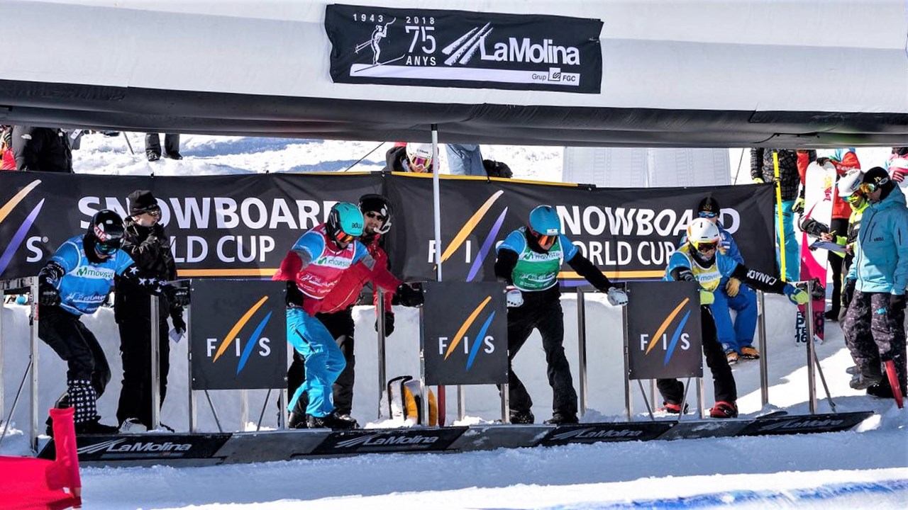 Éliot Grondin, 16 ans, athlète en snowboard cross de Sainte-Marie, porte le dossard jaune lors des huitièmes de finale à la Coupe du monde de La Molina, en Espagne.