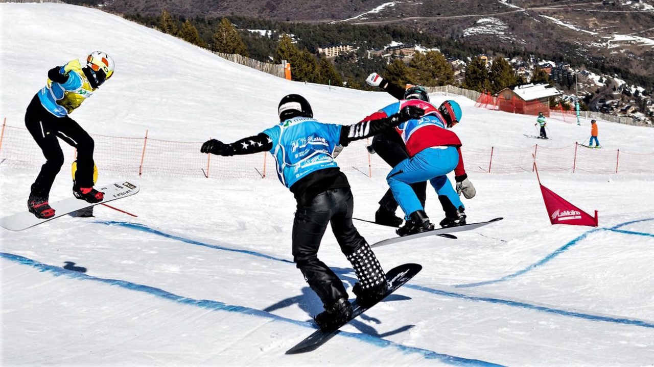 Éliot Grondin, 16 ans, athlète en snowboard cross de Sainte-Marie, porte le dossard jaune lors des huitièmes de finale à la Coupe du monde de La Molina, en Espagne.