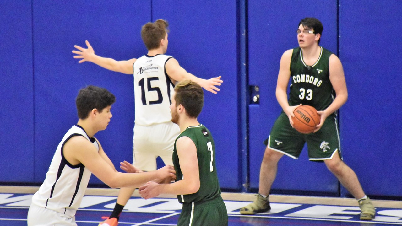 Le numéro 33 des Condors du Cégep Beauce-Appalaches, Maxime Loignon, a marqué 12 points lors du match face à l'équipe du Cégep Garneau, en plus de récupérer plusieurs rebonds.