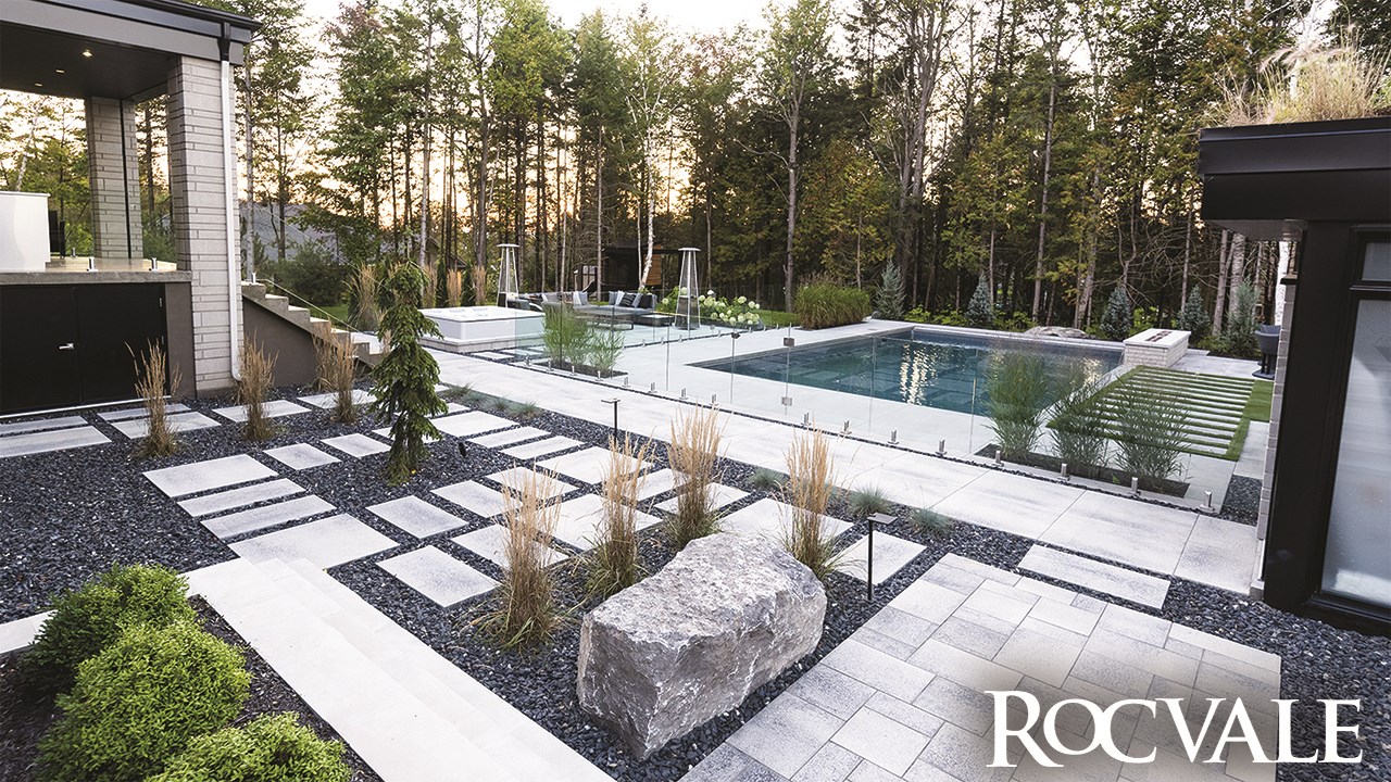 Bloc et Pavé Décor, situé au 700, 1re Avenue Sartigan, à Saint-Georges, offre une gamme complète de produits de béton spécialisés pour les aménagements extérieurs. Rocvale, Permacon et Techo-Bloc se partagent la vedette dans leur vaste salle de montre.
