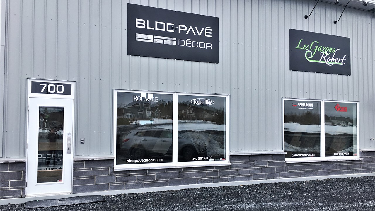 Bloc et Pavé Décor, situé au 700, 1re Avenue Sartigan, à Saint-Georges, offre une gamme complète de produits de béton spécialisés pour les aménagements extérieurs. Rocvale, Permacon et Techo-Bloc se partagent la vedette dans leur vaste salle de montre.