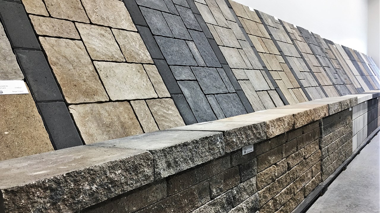 Bloc et Pavé Décor, situé au 700, 1re Avenue Sartigan, à Saint-Georges, offre une gamme complète de produits de béton spécialisés pour les aménagements extérieurs. Rocvale, Permacon et Techo-Bloc se partagent la vedette dans leur vaste salle de montre.